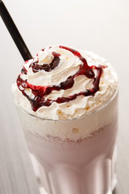 Süt tepesi ile kokteyl