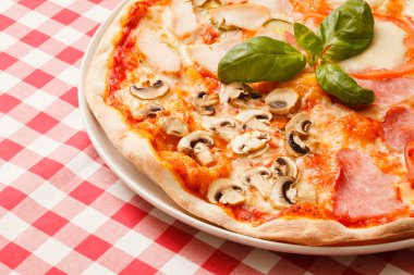 et ve mantarlı pizza