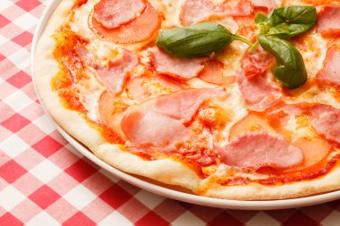 Etli ve peynirli pizza.