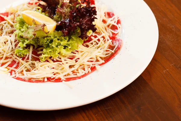 Carpaccio mit Käse auf Teller — Stockfoto