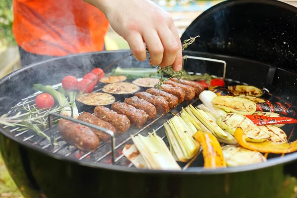 Grilled kebab and vegetables — Stock Photo, Image