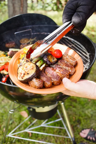 Gegrillter Dönerspieß und Gemüse — Stockfoto