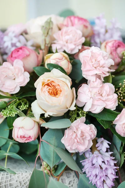Γαμήλια ανθοδέσμη με τα ροδαλά λουλούδια — Φωτογραφία Αρχείου