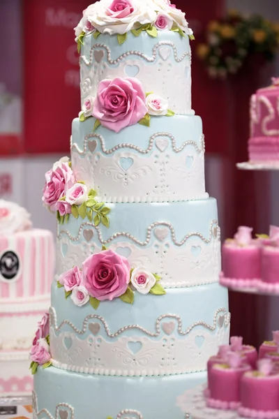 Gâteau de mariage avec des roses — Photo