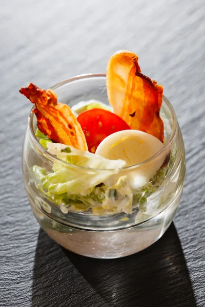 Smakelijke snacks in glas — Stockfoto