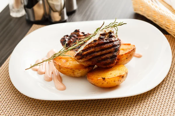 Filete con patatas en el plato — Foto de Stock