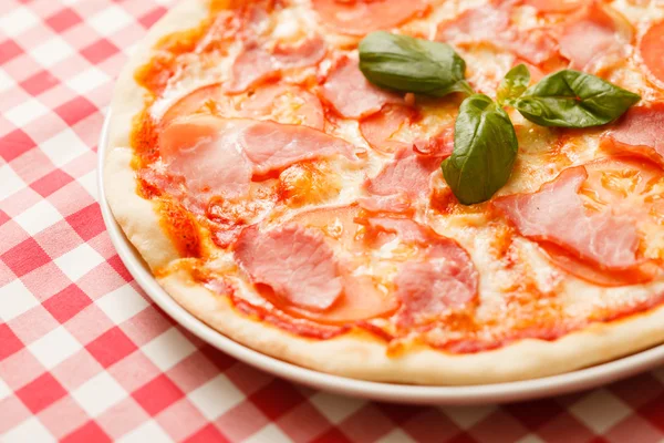 Pizza con carne e formaggio — Foto Stock