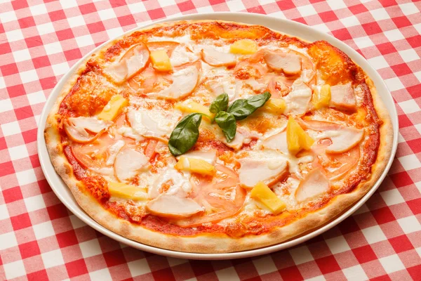 Pizza avec viande et fromage — Photo