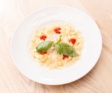 Peynirli ve fesleğenli makarna