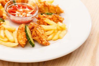 tavuk nuggets patates ile