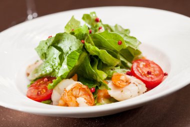 karides ve sebzeli salata