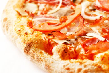 Et ve sebzeli pizza.