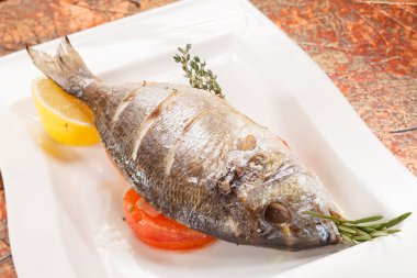 ile sebze kızarmış balık