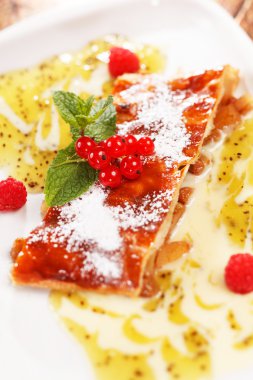 elma strudel çilek ile