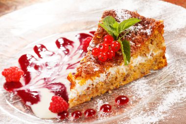 Kırmızı meyveler ile pasta