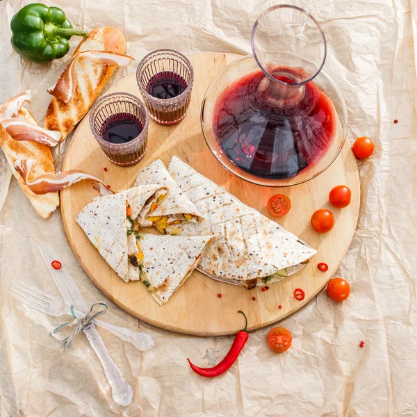 Tortilhas de grelha e vinho tinto — Fotografia de Stock