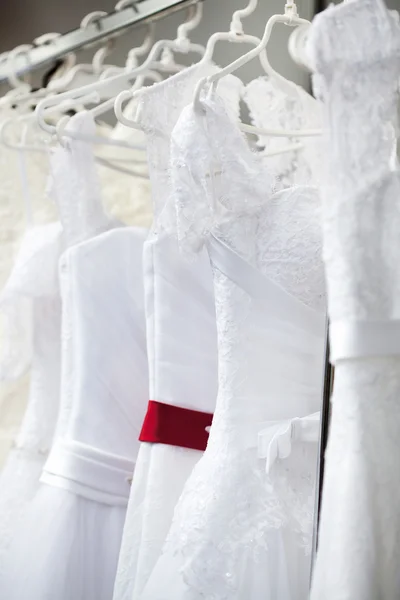 Vestidos de noiva na loja — Fotografia de Stock