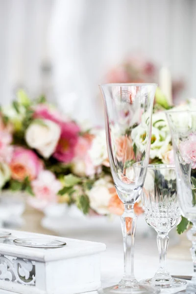 Mesa de casamento com óculos e flores — Fotografia de Stock