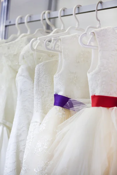 Vestidos de noiva na loja — Fotografia de Stock