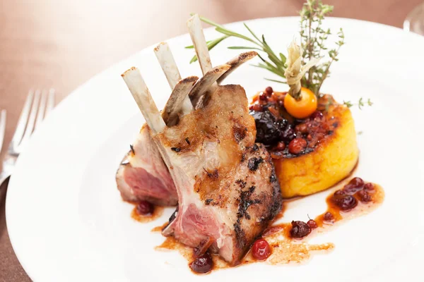 Chuletas de cordero con patatas — Foto de Stock