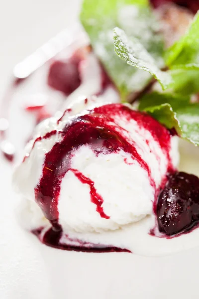 Vanilla ice cream with berries — Stock Photo, Image