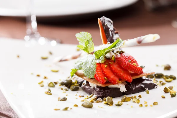 Dessert met aardbeien en chocolade — Stockfoto