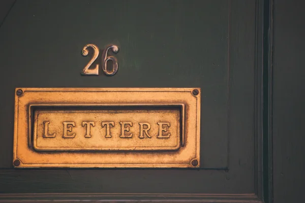 Коробка літер на дверях — стокове фото