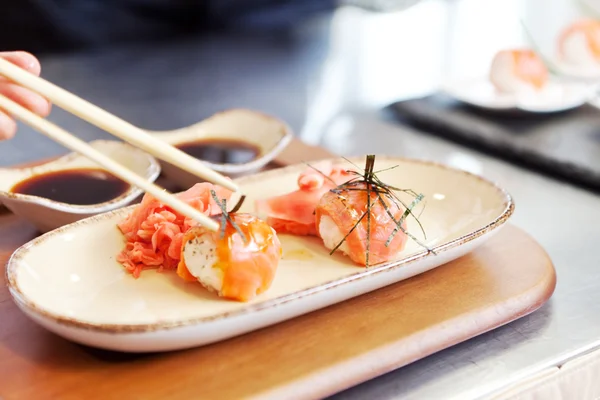 Sushi op tafel gezet — Stockfoto