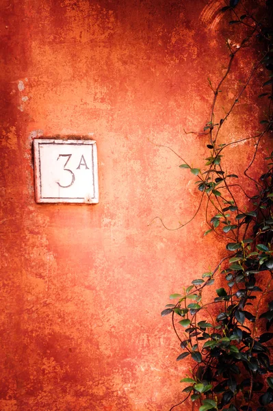 Número en la pared naranja —  Fotos de Stock