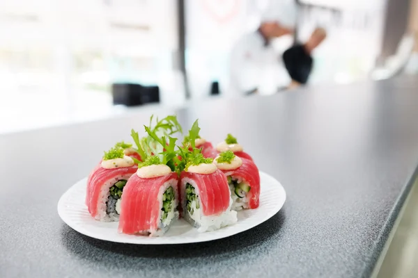 Sushi saboroso com salmão — Fotografia de Stock