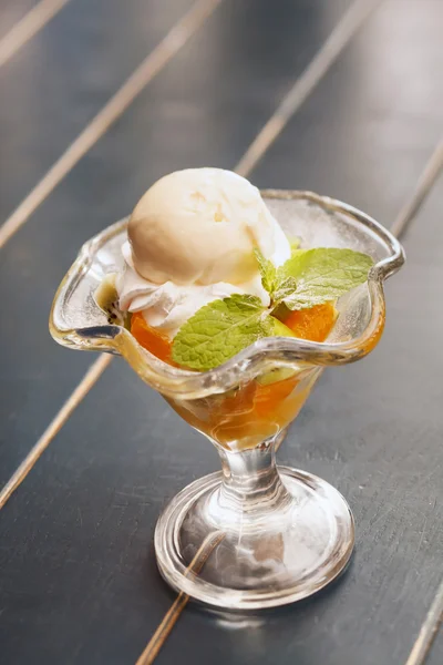 Ice cream with fruits — Stock Photo, Image