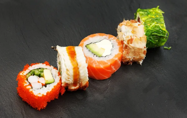 Rouleaux de sushi au saumon — Photo