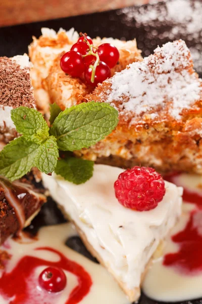 Leckere Desserts mit Beeren — Stockfoto