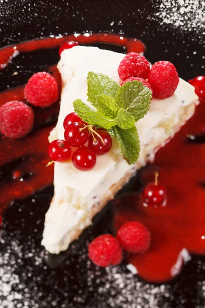 Tarta de queso con grosella roja —  Fotos de Stock