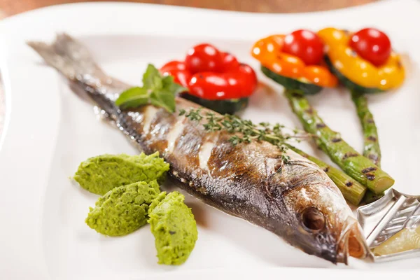 Pescado a la parrilla con espárragos — Foto de Stock