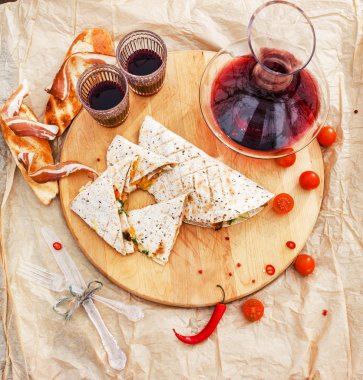 Izgara ekmeği ve kırmızı şarap