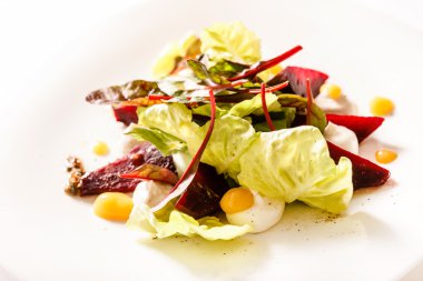 Salata marul yaprakları ile