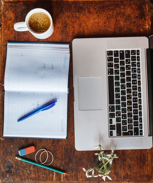 Laptop na mesa com notebook — Fotografia de Stock