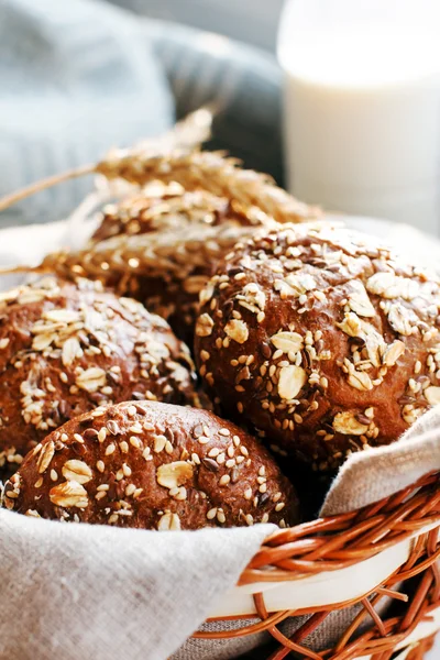 Frisches braunes Brot — Stockfoto