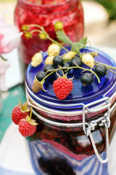 Jar of berry jam with fresh berries — Stock Photo, Image