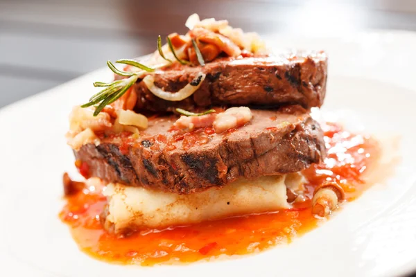 Steak mit Biersoße — Stockfoto