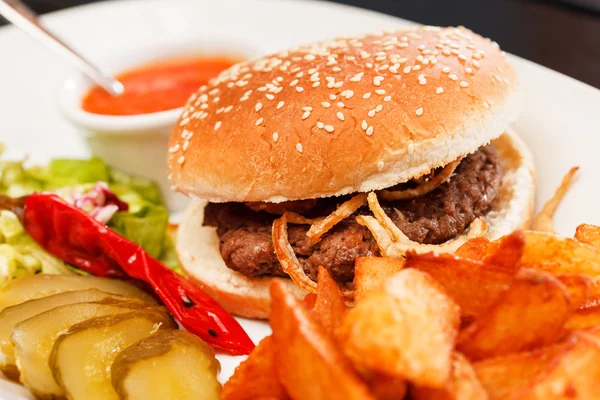 Burger with beef and vegetables — Stock Photo, Image