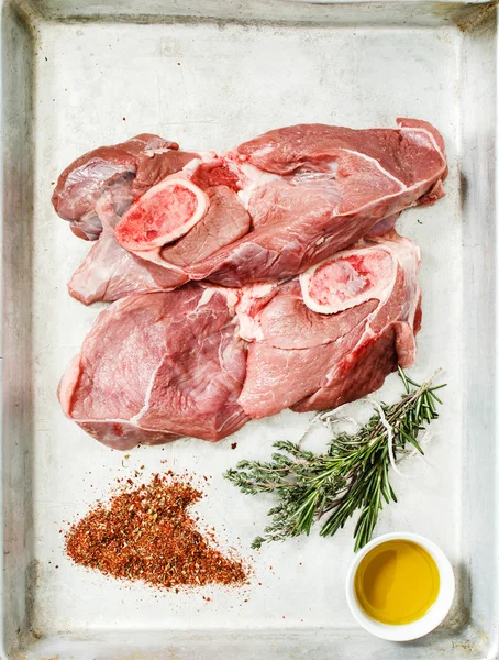 Daging mentah dengan rosemary — Stok Foto