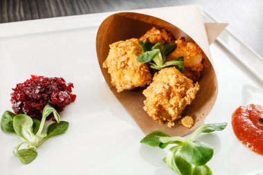 Camembert kızılcık sosu ile