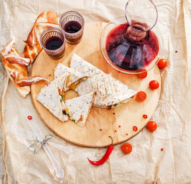 Izgara ekmeği ve kırmızı şarap