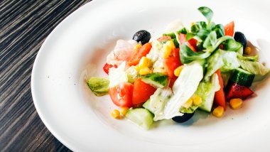 zeytinli sebze salatası