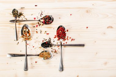 kaşıklar üzerinde farklı baharatlar