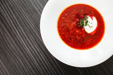 Ekşi kremalı pancar çorbası.