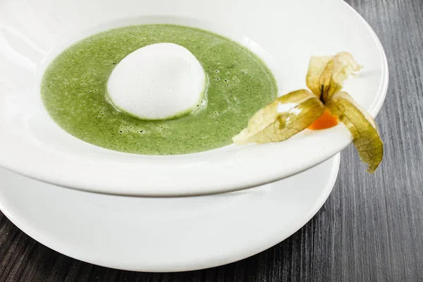 Grüne Sahnesuppe mit Ei — Stockfoto