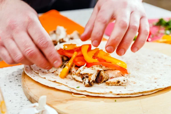 Chef fazendo tortilla — Fotografia de Stock